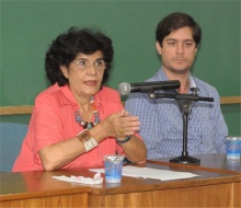 A Profa. Marilena Chauí e o Prof. Francisco de Guimaraens (JUR). Fotógrafo Antônio Albuquerque. Acervo do Núcleo de Memória.