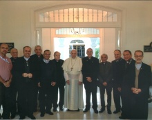 O Papa Francisco, o Reitor Pe. Josafá S.J e outros jesuítas no encontro no Sumaré. Foto de divulgação.