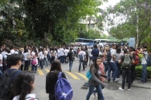 Chegada dos alunos do Ensino Médio ao campus da PUC-Rio. Fotógrafo Antônio Albuquerque. Acervo do Núcleo de Memória.