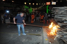 O Vice-Reitor Comunitário, Prof. Augusto Sampaio, acende a fogueira da festa. Fotógrafo Antônio Albuquerque. Acervo do Núcleo de Memória. 