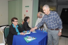 As autoras autografam o livro no dia do lançamento, realizado no Salão da Pastoral. Fotógrafo Antônio Albuquerque. Acervo do Núcleo de Memória.
