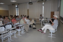 Professores e alunos do Departamento de História assistem à palestra do Prof. Otavio Leonídio. Fotógrafo Antônio Albuquerque. Acervo do Núcleo de Memória.
