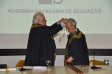 O Prof. Pe. Pedro Guimarães S.J. é empossado pelo Prof. Carlos Alberto Serpa, Presidente da FUNDAÇÃO CESGRANRIO. Fonte: divulgação.