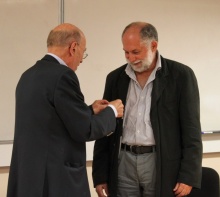 O Prof. Rubens Sampaio recebe a condecoração do Prof. Gérard Kuhn. Foto: site do Laboratoire de Mécanique des Structures et des Systèmes Couplés (LMSSC), Conservatoire National des Arts et Métiers (Cnam).