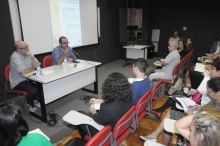 O Prof. Arthur Dapieve e o jornalista Paulo Roberto Pires em um dos debates. Fotógrafo Antônio Albuquerque. Acervo do Núcleo de Memória.