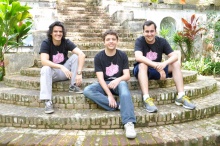 Os vencedores da Hackathon, Gabriel Bastos, Raphael Alvarenga e João Pedro Pinheiro. Fotógrafa Flavia Espíndola. Acervo do Projeto Comunicar.