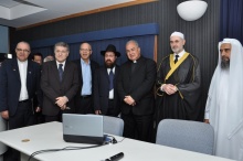 O Reitor Pe. Josafá S.J., o Arcebispo Dom Orani, O. Cist. e os representantes das diversas religiões presentes no Auditório Padre Anchieta. Fotógrafo desconhecido. Acervo do Projeto Comunicar.