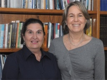 A coordenadora de licenciaturas, Profa. Maria Rita Passeri Salomão, com Olivia Balaguer Sequeira. Fotógrafo Antônio Albuquerque. Acervo do Núcleo de Memória.