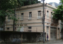 Vista da casa a partir da rua Marquês de São Vicente. Fotógrafo Antônio Albuquerque. Acervo do Núcleo de Memória da PUC-Rio.