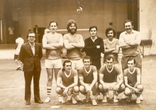 O Professor Carlos Alberto Teixeira Serra é o primeiro acocorado da esquerda para a direita. 1971. Acervo do Projeto Comunicar.