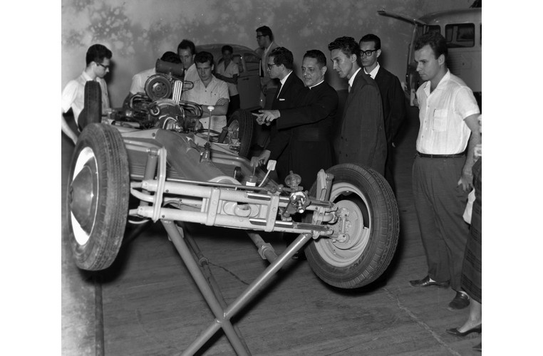 O Reitor Padre Laércio S.J. e alunos analisam um modelo de automóvel em exposição no ITUC. 1963. Fotógrafo desconhecido. Acervo Jornal O Globo.