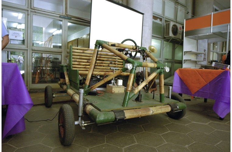 Carro experimental com estrutura em bambu, projeto do Departamento de Engenharia Mecânica. 2009. Fotógrafa Ludmila Zorzi. Acervo Projeto Comunicar.