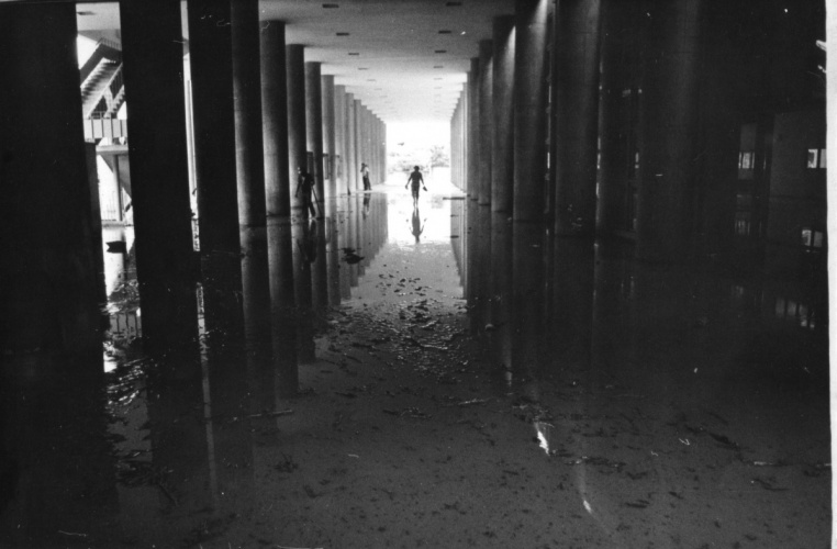 Pilotis do Edifício Cardeal Leme inundado pelas chuvas. 1975. Fotógrafo Antônio Albuquerque. Acervo do Projeto Comunicar.