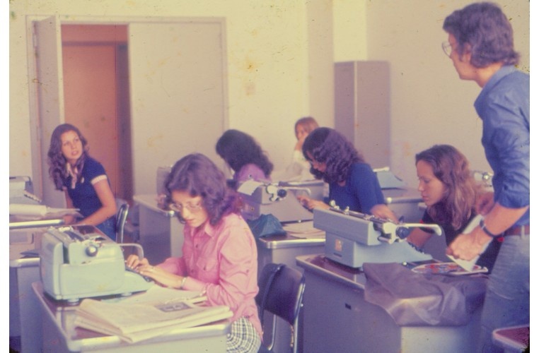 Alunas do Curso de Jornalismo em aula prática com máquinas de escrever mecânicas. c. 1980. Fotógrafo desconhecido. Acervo Núcleo de Memória.
