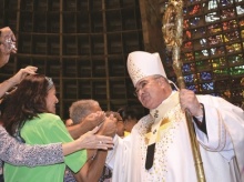 Dom Orani é cumprimentado pelos fiéis na Catedral do Rio de Janeiro no dia em que recebeu a notícia de sua nomeação. Fonte: site da Arquidiocese do Rio de Janeiro.