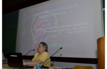 O Prof. João Fernandes Teixeira, no Auditório do RDC. Fotógrafo Antônio Albuquerque. Acervo Núcleo de Memória.