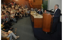 O Prof. Fernando Henrique Cardoso apresenta a Aula Magna, no Auditório do RDC. Fotógrafo Antônio Albuquerque. Acervo Núcleo de Memória.
