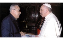 O Pe. Josafá S.J., Dom Orani e o Papa Francisco durante o encontro no Vaticano. Foto de divulgação.