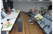 Debate com os professores Adriano Pilatti (JUR), Sílvio Tendler (COM) e Fernando Sá (COM). Fotógrafo Antônio Albuquerque. Acervo Núcleo de Memória.