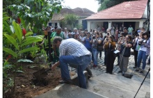Momento do plantio da árvore em homenagem a Raul Nin Ferreira. Fotógrafo Antônio Albuquerque. Acervo Núcleo de Memória.