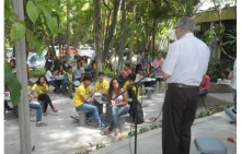 O Reitor Pe. Josafá fala na inauguração do Jardim. Fotógrafo Antônio Albuquerque. Acervo Núcleo de Memória.