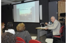 O Prof. Cesar Romero durante a apresentação do livro, na sala K102. Fotógrafo Antônio Albuquerque. Acervo Núcleo de Memória.