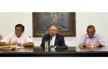 O Prof. Eduardo Brocchi, o Reitor Pe. Josafá e o Prof. Roberto Avillez, que deixava o cargo de Diretor. Fotógrafa Gabriela Garrido. Acervo Projeto Comunicar.