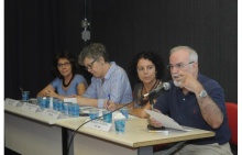 Mesa com os professores Ângela Paiva (CIS), Maria Ligia Barbosa (UFRJ), Sarah Telles (CIS) e Roberto DaMatta (CIS) na sala K102. Fotógrafo Antônio Albuquerque. Acervo Núcleo de Memória.