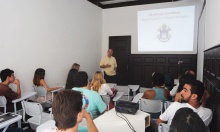 O Reitor Prof. Pe. Josafá Carlos de Siqueira S.J. durante aula inaugural para os alunos do curso de Ciências Biológicas. Fotógrafo Bruno Pereti. Acervo do Projeto Comunicar.