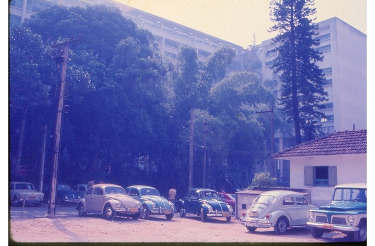 Ao fundo, o Edifício da Amizade, com a Ala Frings à direita. Do lado direito, a casa ocupada pela CCE. c. 1977. Fotógrafo desconhecido. Acervo Núcleo de Memória.