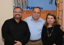 O Decano do Centro de Ciências Sociais, Prof. Luiz Roberto Azevedo Cunha, com o Coordenador Setorial de Graduação, Prof. Augusto Cesar Pinheiro da Silva, e a Coordenadora Setorial de Pós-Graduação e Pesquisa, Profa. Mônica Herz. Fotógrafo Antônio Albuquerque. Acervo Núcleo de Memória.