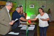 O Vice-Reitor Comunitário Prof. Augusto Sampaio faz a entrega do diploma de Honra ao Mérito a Sra. Maria de Lourdes dos Santos Mendonca, da Divisão de Bibliotecas e Documentação. Fotógrafo Antônio Albuquerque. Acervo Núcleo de Memória.