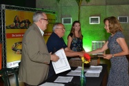 O Vice-Reitor Comunitário Prof. Augusto Sampaio faz a entrega do diploma de Honra ao Mérito a Profa. Angela de Luca Rebello Wagener, do Departamento de Química. Fotógrafo Antônio Albuquerque. Acervo Núcleo de Memória.