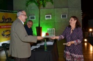 O Reitor Prof. Pe. Josafá faz a entrega do diploma de Honra ao Mérito a Sra. Edna Maria Lima Timbó, do Departamento de História. Fotógrafo Antônio Albuquerque. Acervo Núcleo de Memória.