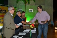 O Vice-Reitor Comunitário Prof. Augusto Sampaio faz a entrega do diploma de Honra ao Mérito ao Prof. Flavio José Vieira Hasselmann, do CETUC. Fotógrafo Antônio Albuquerque. Acervo Núcleo de Memória.