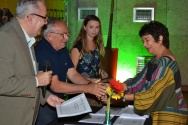 O Vice-Reitor Comunitário Prof. Augusto Sampaio faz a entrega do diploma de Honra ao Mérito à Profa. Liliana Cabral Bastos, do Departamento de Letras. Fotógrafo Antônio Albuquerque. Acervo Núcleo de Memória.