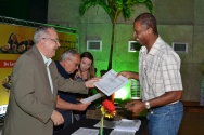 O Reitor Prof. Pe. Josafá faz a entrega do diploma de Honra ao Mérito ao Sr. Evandro Costa dos Reis, do Departamento de Engenharia Elétrica. Fotógrafo Antônio Albuquerque. Acervo Núcleo de Memória.