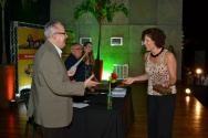 O Reitor Prof. Pe. Josafá cumprimenta a Profa. Sonia Maria Giacomini (CIS). Fotógrafo Antônio Albuquerque. Acervo Núcleo de Memória.