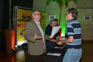 O Reitor Prof. Pe. Josafá faz a entrega do diploma de Honra ao Mérito ao Sr. Guilherme Augusto R. Dias Neto, do Rio Datacentro. Fotógrafo Antônio Albuquerque. Acervo Núcleo de Memória.