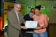 O Reitor Prof. Pe. Josafá faz a entrega do diploma de Honra ao Mérito à Sra. Joana Maria Felix da Silva, do Departamento de Serviço Social. Fotógrafo Antônio Albuquerque. Acervo Núcleo de Memória.