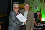 O Reitor Prof. Pe. Josafá faz a entrega do diploma de Honra ao Mérito ao Prof. Manoel Messias Peixinho, do Departamento de Direito. Fotógrafo Antônio Albuquerque. Acervo Núcleo de Memória.