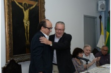 O Reitor Pe. Josafá S.J. cumprimenta o Prof. Luiz Camillo Osório. Fotógrafo Antônio Albuquerque. Acervo Núcleo de Memória.