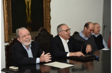 O Prof. Rogério Werneck, o Reitor Pe. Josafá S.J., o ex-diretor do Departamento Prof. Leonardo Rezende e o Vice-Reitor Pe. Ivern S.J. Fotógrafo Antônio Albuquerque. Acervo Núcleo de Memória.