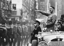 Adolf Hitler inspeciona as tropas alemãs.