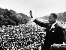 Martin Luther King discursa para a multidão.