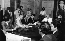 Assinatura do protocolo, com a presença do Reitor Pe. Mac Dowell, S.J., e do governador Chagas Freitas