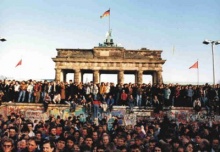 Multidão sobre o muro próximo ao Portão de Brandemburgo