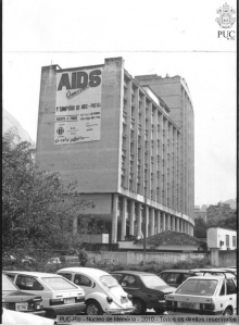 Faixa do 1º Simpósio Nacional sobre a Aids, na lateral do Edifício Cardel Leme.