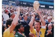 Dunga, capitão do time brasileiro com a taça do campeonato do mundo.