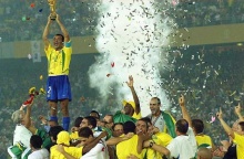Cafu, o capitão do time brasileiro, ergue o troféu entregue ao time  vencedor ao final do jogo Brasil - Alemanha.